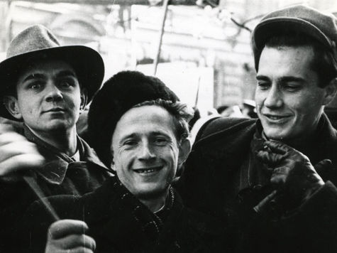 Студенты ВГИКа,
 будущие кинорежиссеры Вениамин Дорман,
 Григорий Аронов и Эльдар Рязанов,
 на первомайской демонстрации в 1948 году